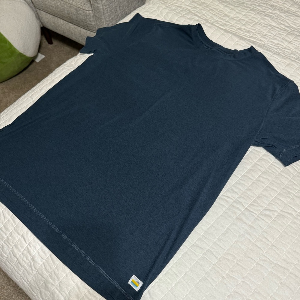 SOLD 🔥🔥 Vuori Feather Tee